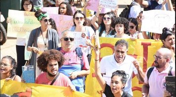 Centenas de pessoas aderem a ato contra corte de verba na educação no AC
