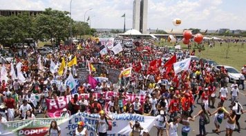 Frente Brasil Popular reúne 10 mil em Brasília contra retrocesso e em defesa da democracia