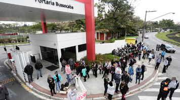 Bradesco terceiriza e demite bancários com 30 anos de casa