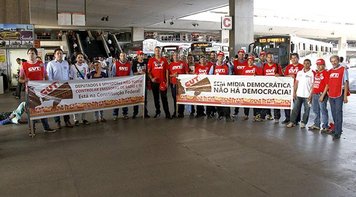 CUT/Brasília na Luta pela mídia democrática ocupa Rodoviária do Plano Piloto
