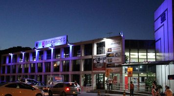 Sindicato ilumina fachada em alusão ao Novembro Azul