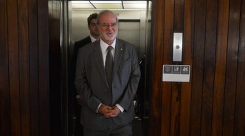 Eduardo Azeredo, tucano mais graduado já condenado, se entrega à polícia