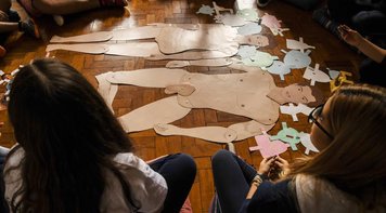 Maioria no país defende educação sexual e discussão sobre política nas escolas, diz Datafolha