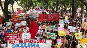 Pará dá aula nas ruas em defesa da educação