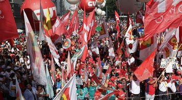 Atos por revogação da reforma, democracia e Lula marcarão o 1º de Maio