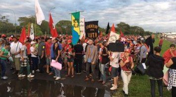 Manifestantes tomam Avenida da Legalidade em defesa da democracia e do direito de Lula ser candidato