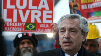 Vencedor das primárias na Argentina defende Lula e chama Bolsonaro de racista e misógino
