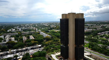 Taxa Selic de 15% é punitiva para a população e a economia