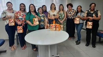 Sindicato distribui brindes às bancárias alusivo ao Dia Internacional da Mulher