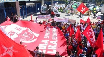 Ato de apoio a Lula sufoca direita. Apesar da PM tucana