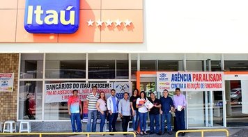 Seeb/MT paralisa agência do Itaú contra redução de funcionários
