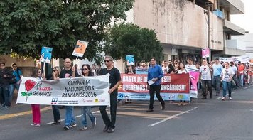 Revoltados com descaso da Fenaban, bancários vão às ruas de Campo Grande