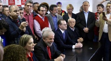 Enquanto Moro distrai o país com condenação de Lula, Temer destrói a CLT