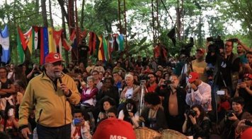 Em ato pelo MST, líderes pedem renovação na esquerda