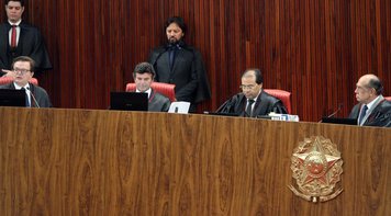 Os ministros estão nus: surdez seletiva escancara farsa pública do TSE