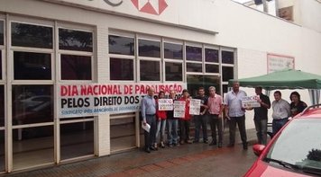 Bancários de Dourados paralisam agência do HSBC em dia de luta