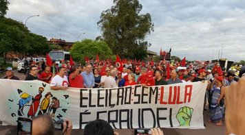 Manifestantes tomam ruas de Porto Alegre em defesa da democracia e do direito de Lula ser candidato
