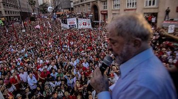 'Qualquer que seja o resultado, seguirei lutando pra que povo tenha dignidade', diz Lula em Porto Alegre