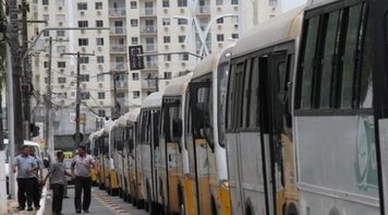 Brasil reage aos golpistas e cruza os braços