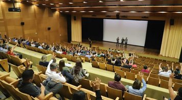 Sindicato assina aditivo que garante jornada de 6 horas aos empregados da Poupex