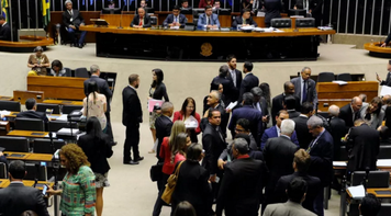 Deputados rejeitam “distritão” e esvaziam reforma política