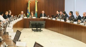 A pauta para o Brasil não é crise e sim desenvolvimento