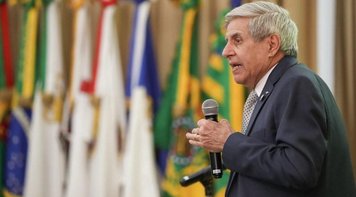 Deputados pedem impeachment de Heleno por crime de responsabilidade; leia a íntegra