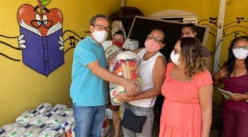 Sindicato entrega 27 cestas de alimentos ao projeto Garagem Cultural de Sobradinho