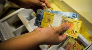 Trabalhadores nascidos em julho e agosto recebem abono salarial nesta segunda (15)