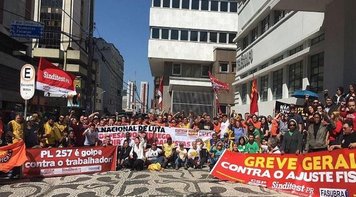 Em Brasília, trabalhadores protestam contra Temer com traíra e melancia