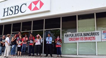 Bancários de MT protestam contra HSBC  passando o chapéu