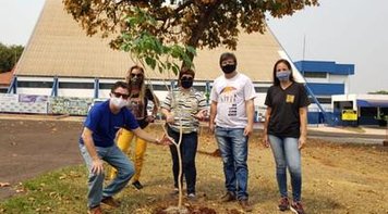 Em alusão ao Dia da Árvore, sindicato planta mudas de Ipê no clube de campo