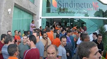 Petroleiros têm sindicato revistado e jornais apreendidos por fiscais do TRE