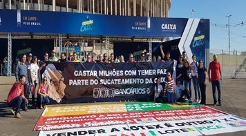 Bancários protestam em evento da Caixa em Brasilia