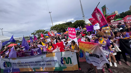 “Parem de nos matar”: mulheres vão às ruas contra a violência no 8 de Março