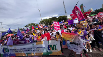“Parem de nos matar”: mulheres vão às ruas contra a violência no 8 de Março