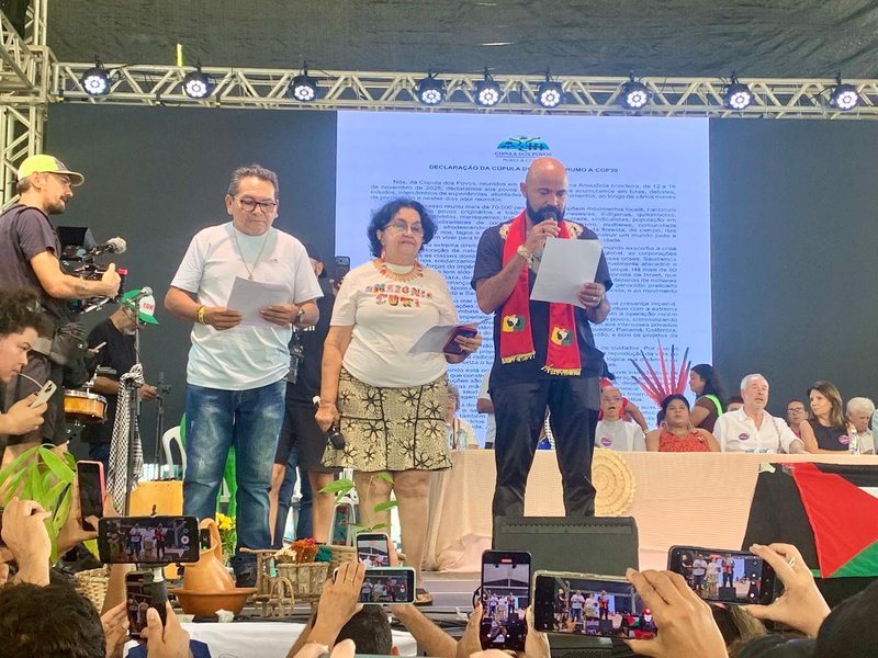 Vera lendo Carta Política