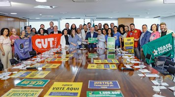 Plebiscito Popular 2025 é entregue ao presidente Lula com apoio massivo à isenção do IR e ao fim da escala 6x1