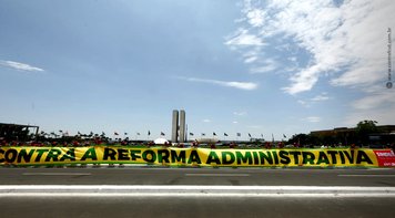 Servidores de todo o país protestam no DF contra a reforma administrativa em curso no Congresso