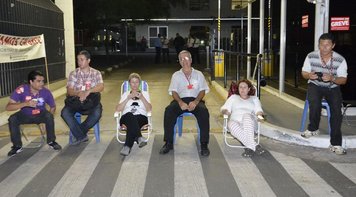 Bancários de pijama ocupam o Vila Santander durante a noite para protestar contra o contingenciamento imposto pelo banco