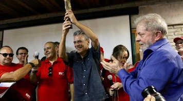 Chico Buarque recebe Prêmio 'CUT Democracia e Liberdade Sempre'