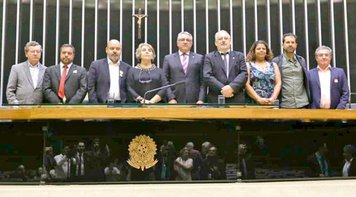 Sessão da Câmara homenageia os 96 anos do Sindicato dos Bancários de SP