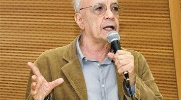 'Aumento da taxa de juros não é a saída para a crise', diz Emir Sader