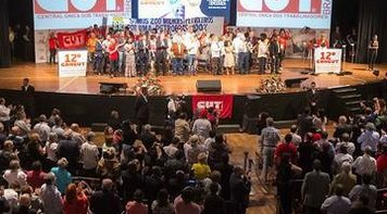 CUT critica oposição por 'golpismo' e governo por ajuste que 'sufoca' o país