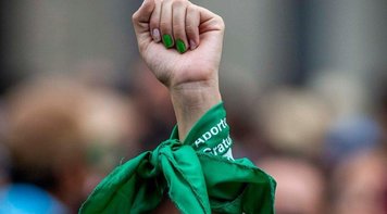 Aprovação no Senado torna lei projeto que legaliza o aborto na Argentina