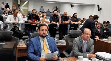 Após protestos, deputados retiram projeto que impede representantes de entidades de usar tribuna