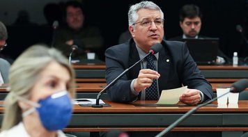 Bolsonaro leva o país a uma situação genocida, diz Alexandre Padilha