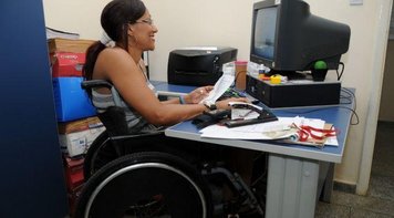 Bolsonaro quer obrigar pessoas com deficiência a trabalhar mais 15 anos