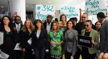 Artistas e ativistas entregam abaixo-assinado com 1,5 milhão de assinaturas em defesa da Amazônia