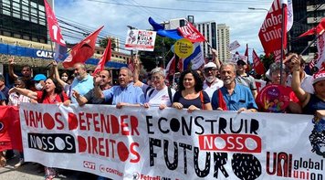 Participantes da UNI Américas manifestam em apoio a bancos públicos